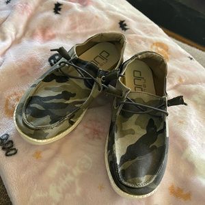Size 5 Wendy Camo Hey Dudes
